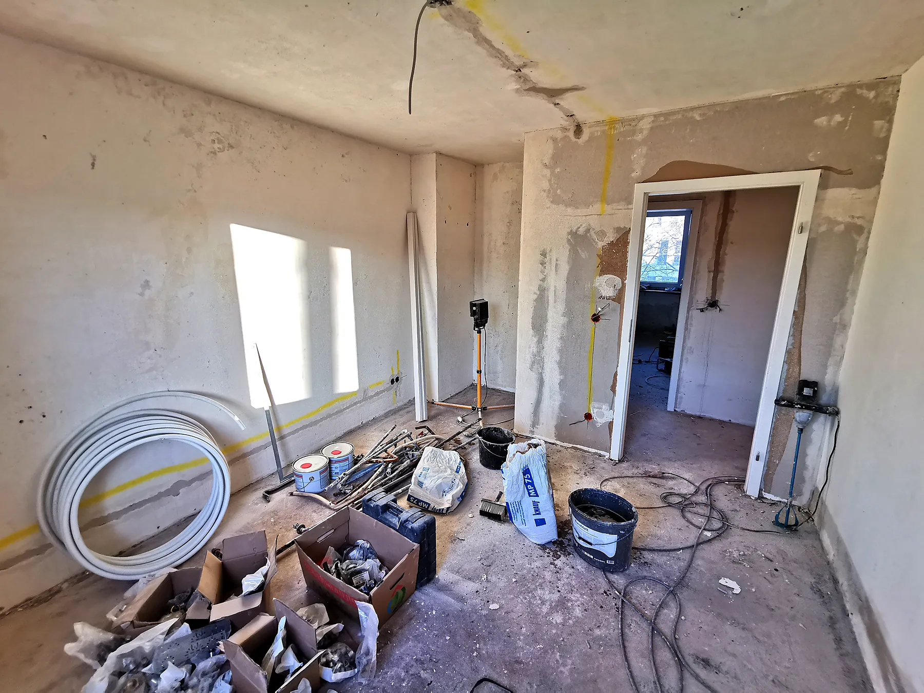 Entkernte Wohnung während der Sanierung