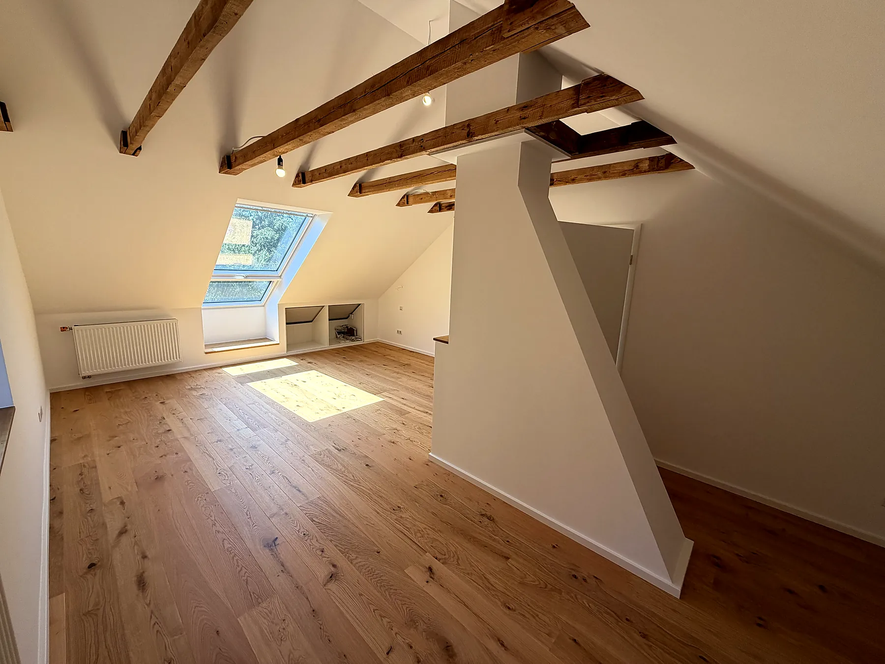 Ausgebautes Dachgeschoss mit Sichtbalken und Eichenparkett