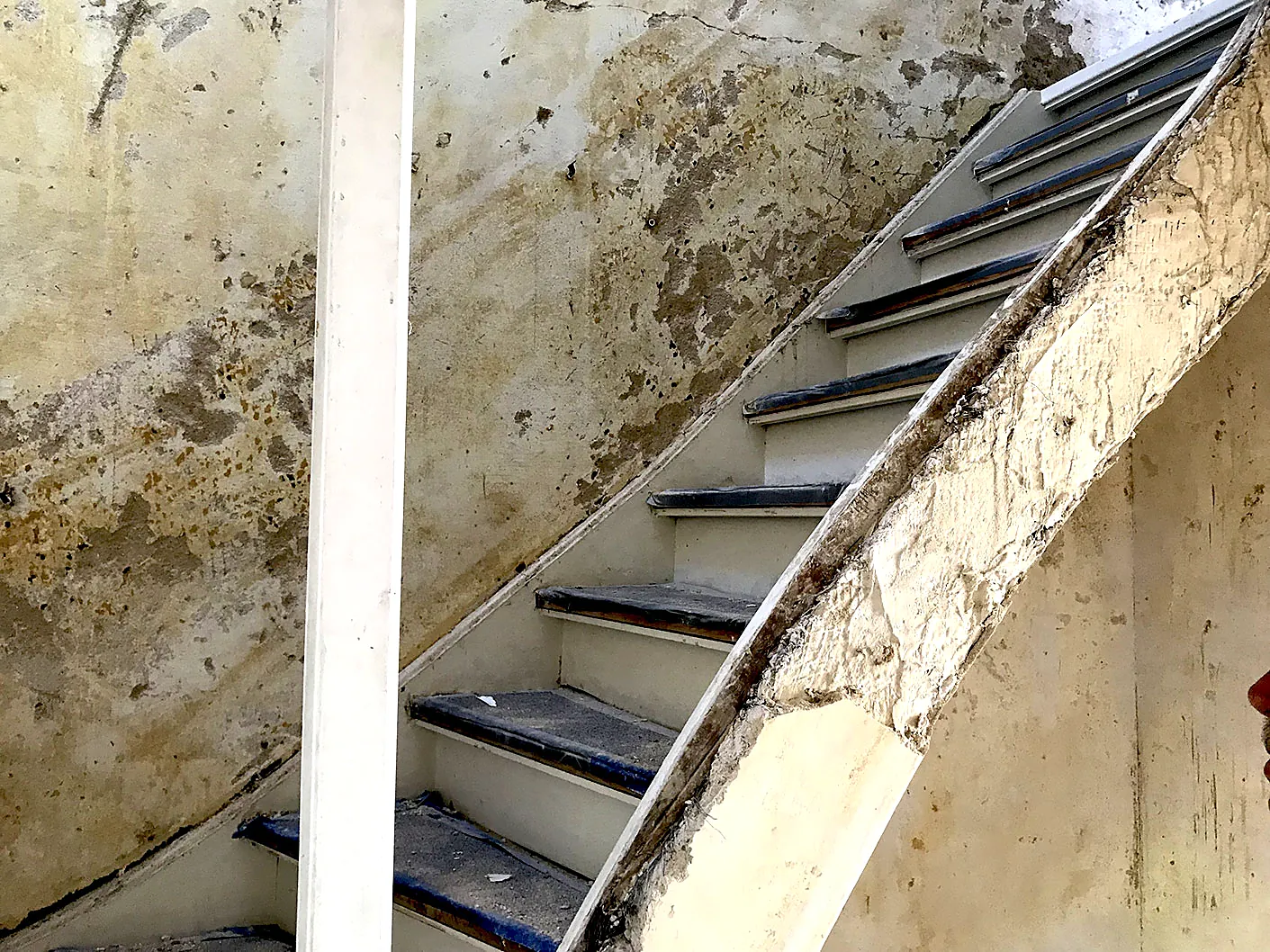 Vorher: Treppenhaus vor der Sanierung